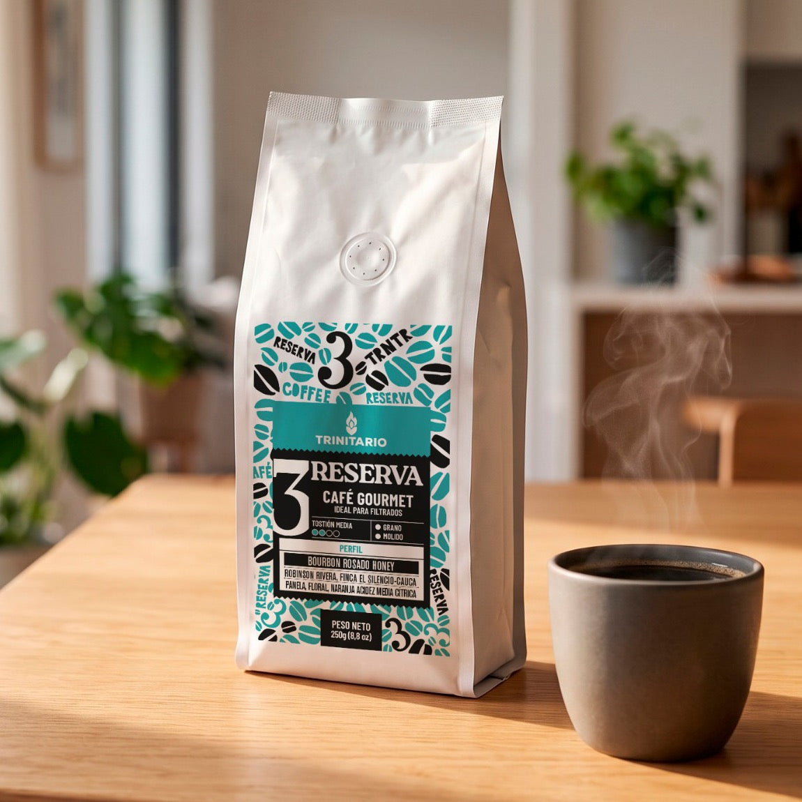 Bolsa de 250 g de Café Reserva Bourbon Rosado Honey de Trinitario, de Finca El Silencio, Cauca, junto a una taza de café