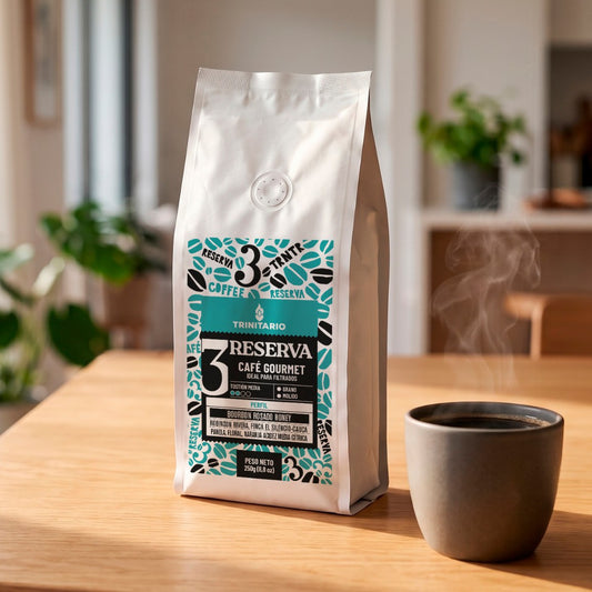 Bolsa de 250 g de Café Reserva Bourbon Rosado Honey de Trinitario, de Finca El Silencio, Cauca, junto a una taza de café